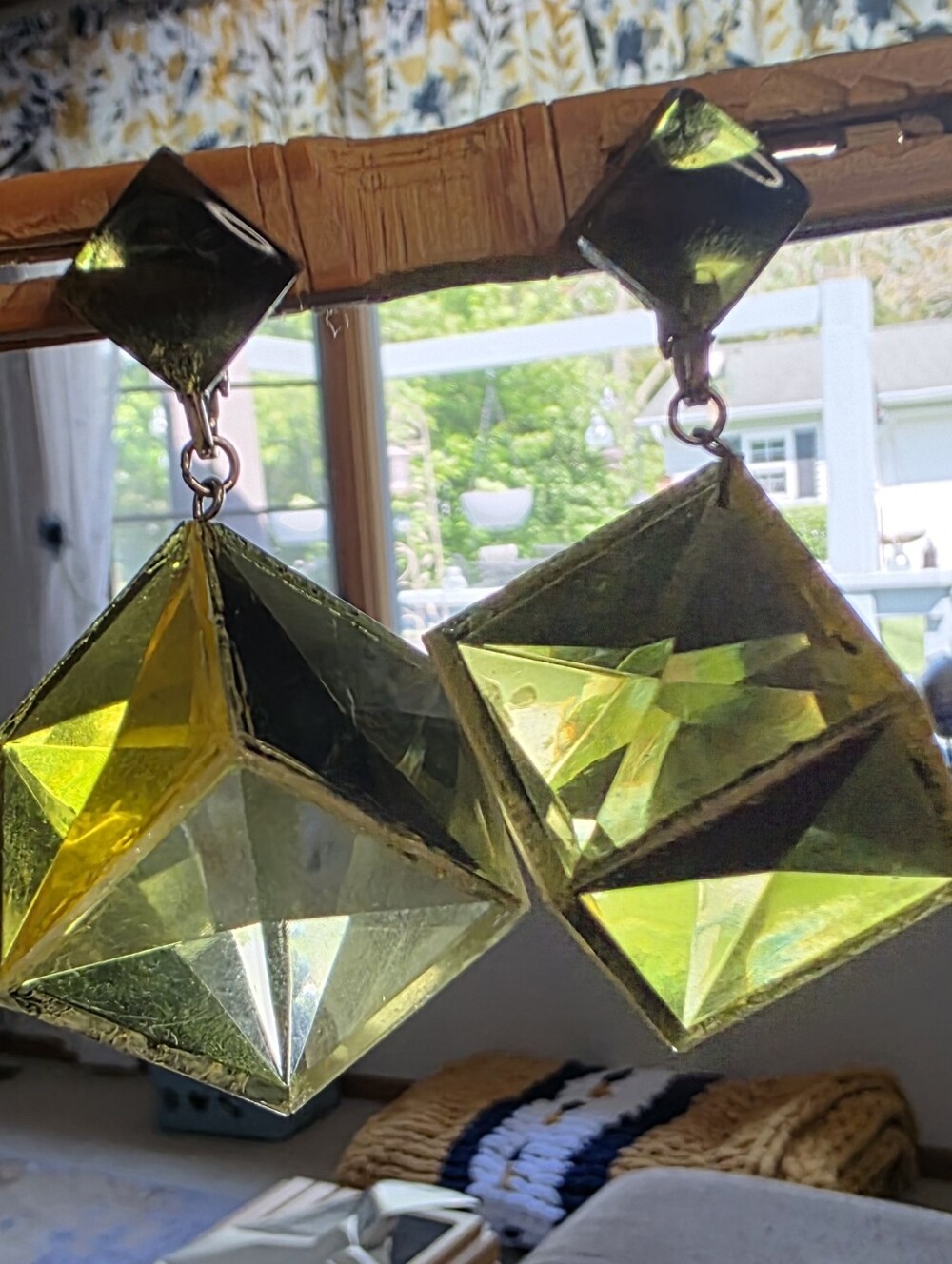 Rare Vendome Lime Green Cube Dangle Earrings Lucite Gold Tone - Picture 7 of 7